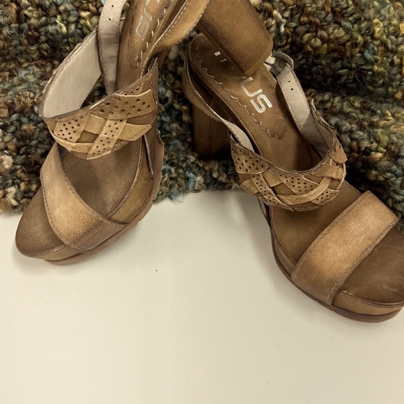 MJUS HEELS STUNNING LEATHER. 40/9 - Picture 1 of 4